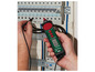 Ruka drží Parkside pen multimeter na testovanie Hager rozvádzača.