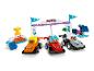 Sada pretekárskej dráhy Lego Duplo Formula 1 s tromi pretekárskymi autami, cieľovou čiarou a trofejou.