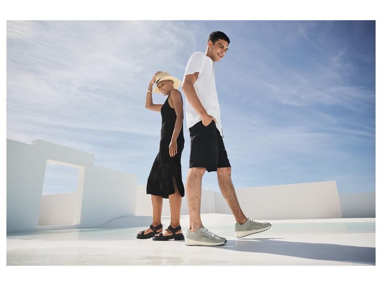 Sandále a tenisky: ležérna letná móda.