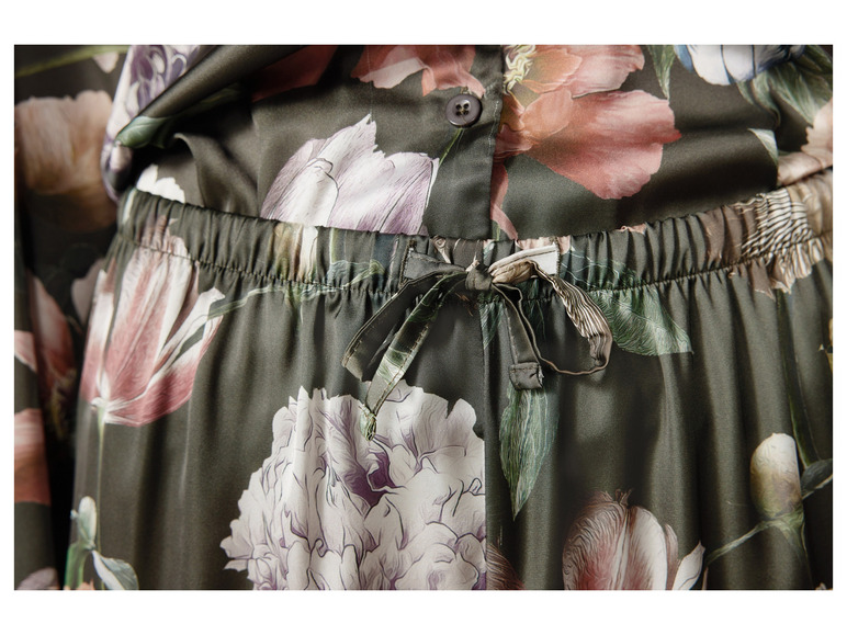 Zelené hodvábne nohavice s kvetinovým vzorom a šnúrkou.