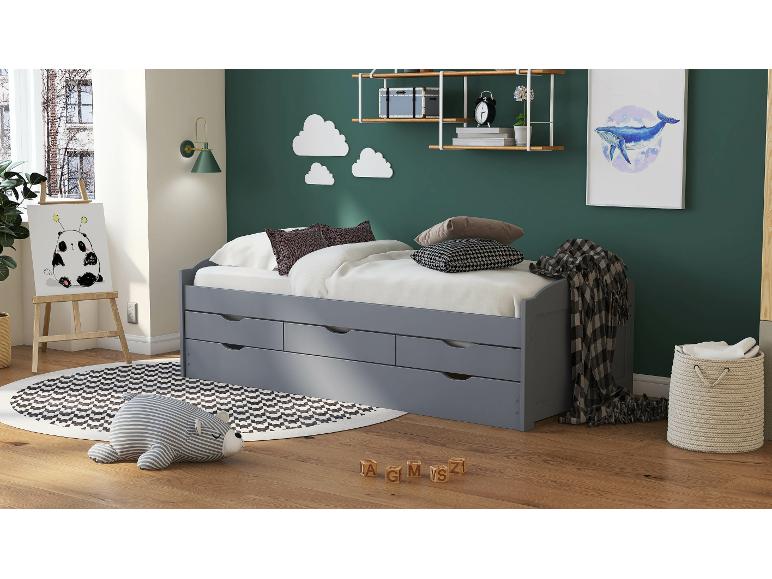 Sivá posteľ s tromi zásuvkami a pruhovaným kobercom v detskej izbe.