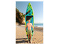 Muž drží nafukovací paddleboard značky G.T.I.