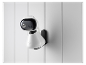 Motorola baby monitor namontovaný na bielej stene.