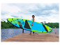 Žena drží nafukovací SUP board značky Aqua Marina.