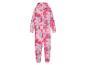 Ružová onesie s kapucňou v štýle tie-dye.