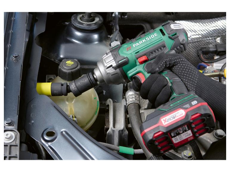 Rázový uťahovák PARKSIDE X 20V Team používaný na motore auta.