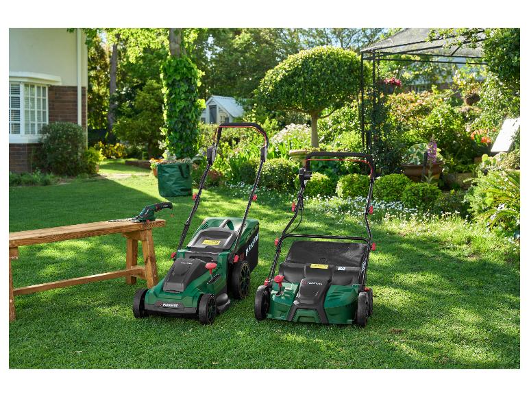 Dve kosačky na trávu Parkside a nožnice na živý plot na drevenej lavici v slnečnej záhrade.