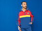 Muž v modrej vetrovke s logom Lidl.