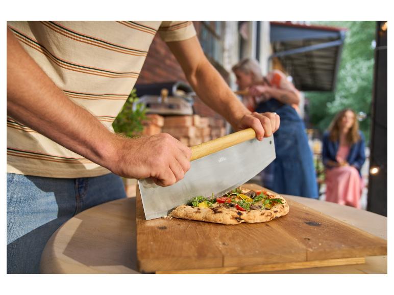 Neapolská pizza krájaná veľkým nožom na pizzu.