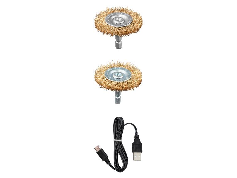 Dve drôtené kefy a nabíjací kábel USB.