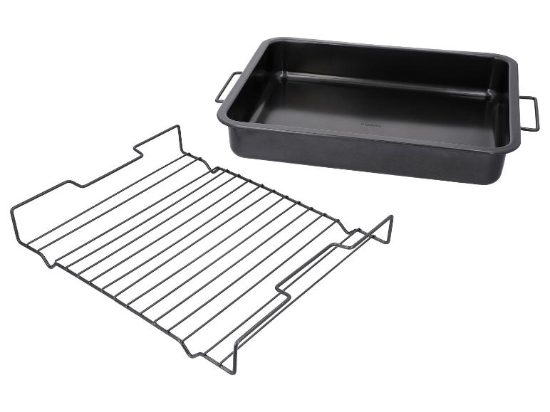 Čierny plech na pečenie so zodpovedajúcim chladiacim roštom.