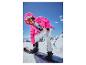 Žena v ružovej bunde a bielych snowboardových nohaviciach, nastavujúca viazanie na snowboarde.