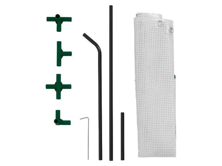 Zelené diely rámu skleníka a biela sieťovaná plachta