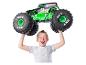 Chlapec drží hračku monster truck Grave Digger Monster Jam nad hlavou.