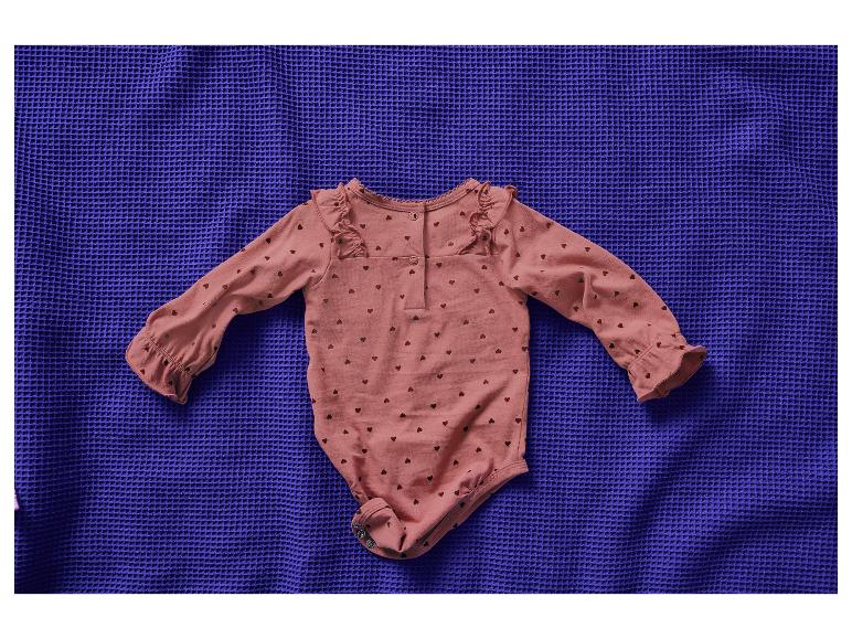 Ružové detské body so srdiečkami na modrej deke