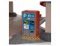 Červený a sivý parkovací automat na drevenej podlahe so žltými značkami.