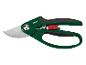 Zelené a čierne záhradné nožnice s kovovými čepeľami a červeným bezpečnostným tlačidlom.