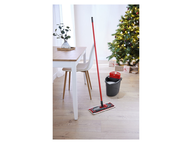 Vileda mop s vedrom pripravená na čistenie podlahy.