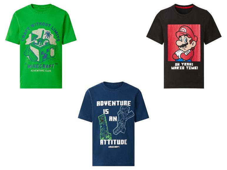 Tri detské tričká: zelené s nápisom „Craft Without Limits“, čierne s „Mario Time!“ a modré s „Adventure is an Attitude“.