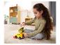 Dievča si hrá s hračkami Playmobil – terénnym autom a stanom.