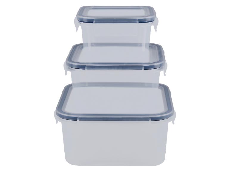 Tri stohovateľné plastové nádoby na uskladnenie potravín.