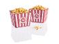Dve červené nádoby na popcorn s bielymi pruhmi, naplnené popcornom.