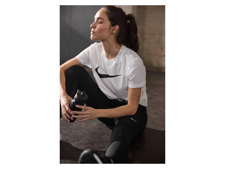 Nike: biele tričko, čierne legíny a fľaša s vodou.
