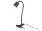 Čierna stolná lampa s klipom a flexibilným ramenom, vyžarujúca jasné svetlo.