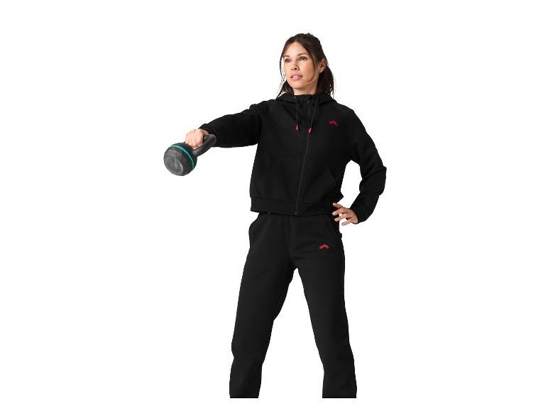 Žena v čiernom oblečení s kettlebellom.