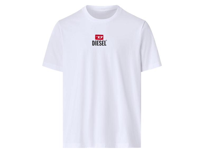 Biele tričko s krátkym rukávom s červeno-čiernym logom na hrudi.