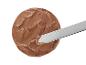 Čokoládová poleva na okrúhlom torte s paletou.