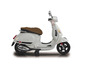 Biela Vespa podobná skúter s hnedým sedadlom.