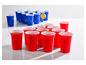 Červené a modré plastové poháre na beer pong.
