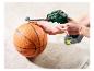Zelený akumulátorový nafukovač s digitálnym displejom nafukuje oranžovú basketbalovú loptu.