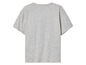 Sivé tričko s krátkym rukávom.