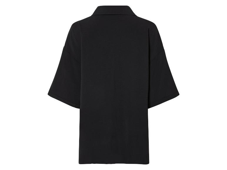 Čierne krátke šaty, pohľad zozadu.