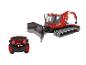 Červený snežný pluh PistenBully 600 s diaľkovým ovládaním.