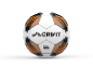 Biela futbalová lopta s čiernymi detailmi a oranžovými pruhmi, s logom FIFA Basic.