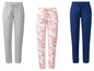 Tri rôzne teplákové nohavice: sivé, ružové s mramorovým vzorom a tmavomodré.