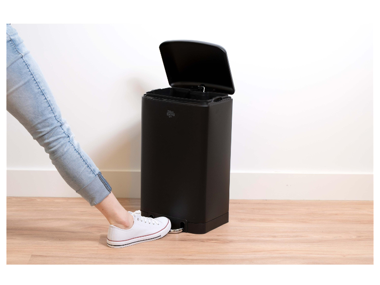 Otvorený čierny odpadkový kôš Dirt Devil s pedálom.