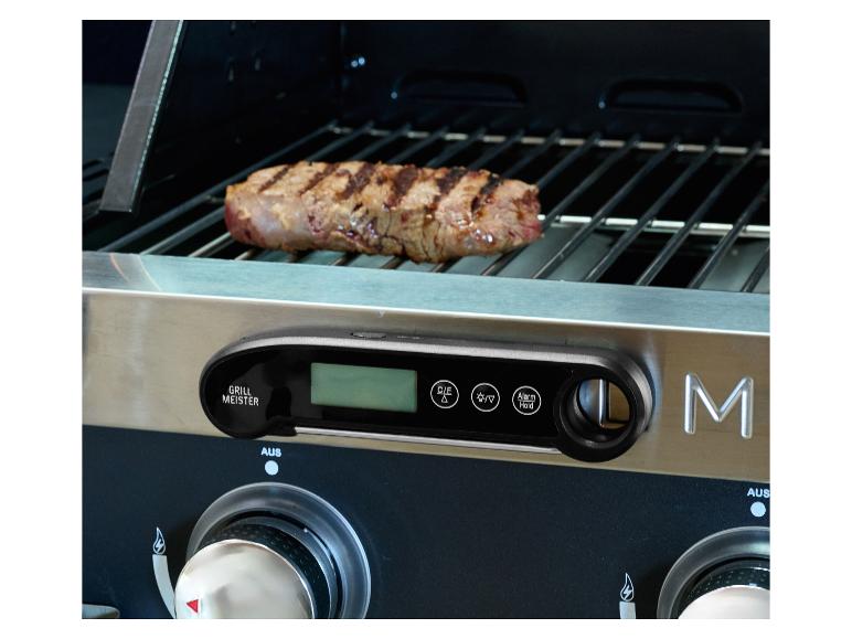 Grilovaný steak s digitálnym teplomerom Grill Meister na plynovom grile.