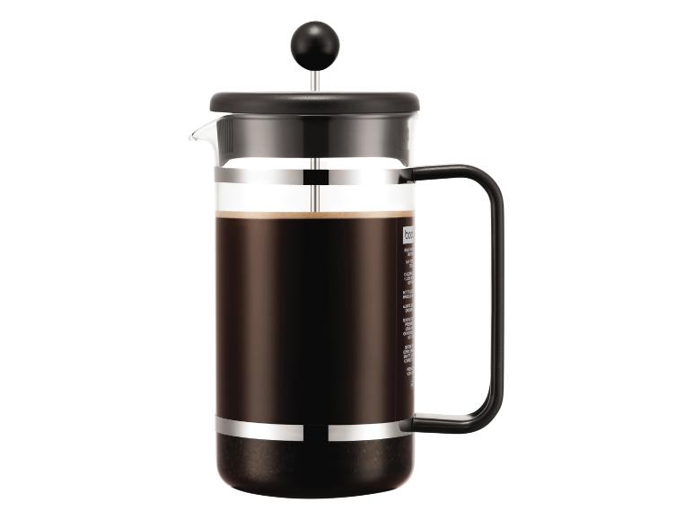 Čierny kávovar Bodum French Press s kávou na bielom pozadí.