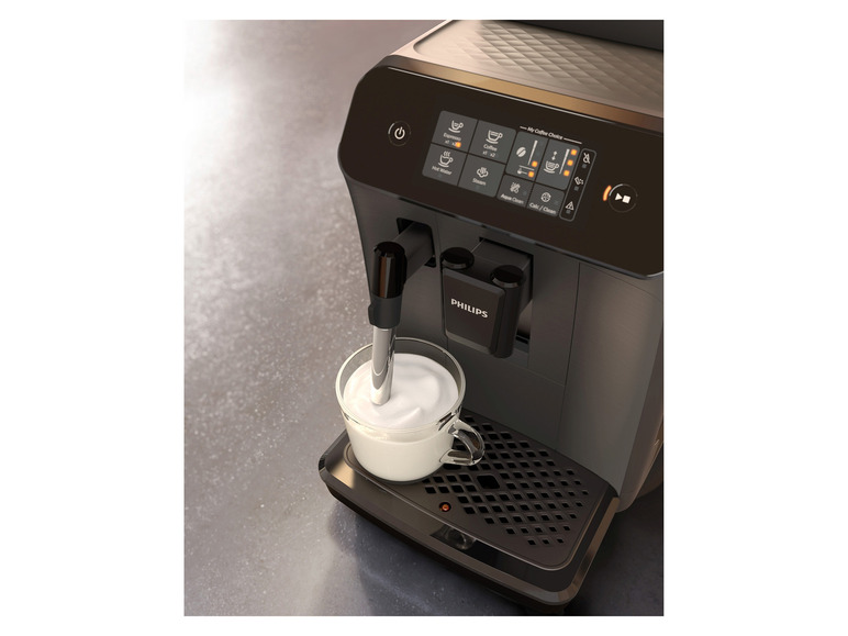 Kávovar Philips s pohárom cappuccina.