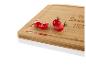 Bambusová doska na krájanie s nápisom 'Home Sweet Home' a cherry paradajkami.