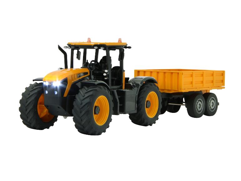 Diaľkovo ovládaný model traktora s prívesom, realistický štýl.