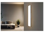 Moderná obdĺžniková nástenná lampa v minimalistickom interiéri.
