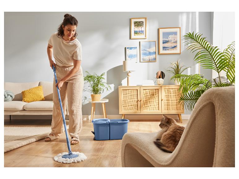 Upratovanie podlahy mopom a vedrom.