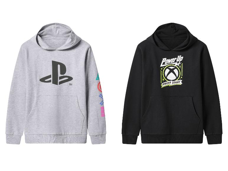 Dve herné mikiny: sivá mikina PlayStation a čierna mikina Xbox.