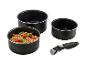 Sada hrncov s cestovinami a paradajkovou omáčkou.