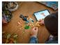 Dieťa stavia papagája LEGO Creator 3-v-1, sledujúc pokyny na tablete.